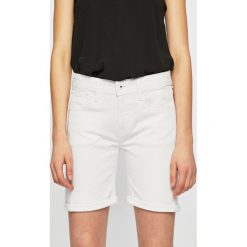 Pepe Jeans - Szorty jeansowe. Białe szorty damskie Pepe Jeans, z aplikacjami, z elastanu, casualowe. W wyprzedaży za 129,90 zł.