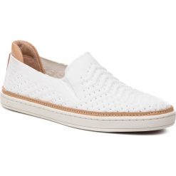 Tenisówki UGG - W Sammy Chevron 1102560 W/Wht. Białe półbuty damskie Ugg, bez wzorów, z gumy, bez zapięcia. Za 429,00 zł.