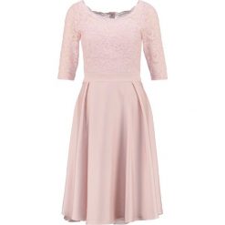 Swing Sukienka koktajlowa rosa. Różowe sukienki damskie marki Swing, bez wzorów, z poliesteru, wizytowe, bez kołnierzyka, bez rękawów. Za 669,00 zł.