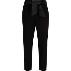 Spodnie materiałowe Guess W93B42 W96R0. Czarne spodnie damskie Guess, z aplikacjami, z tkaniny. W wyprzedaży za 229,00 zł.