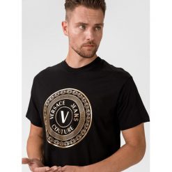 Versace Jeans Couture Koszulka Czarny. Czarne podkoszulki męskie Versace Jeans Couture, m, z nadrukiem, z bawełny, bez kołnierzyka, z krótkim rękawem, krótkie. Za 507,95 zł.