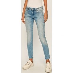 Pepe Jeans - Jeansy Cher. Niebieskie rurki damskie Pepe Jeans, bez wzorów, z elastanu, z obniżonym stanem. W wyprzedaży za 319,90 zł.