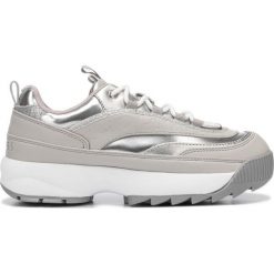 Guess Kaysie Tenisówki Szary. Szare trampki i tenisówki damskie Guess, z aplikacjami, z materiału, bez zapięcia. Za 390,95 zł.