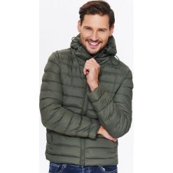 KURTKA MĘSKA OCIEPLANA Z PRZESZYCIAMI Z TKANINY ODPORNEJ NA WILGOĆ. Brązowe kurtki męskie Top Secret, na zimę, m, bez wzorów, z tkaniny, eleganckie, krótkie. W wyprzedaży za 64,99 zł.