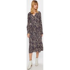 Vero Moda - Sukienka. Pomarańczowe sukienki damskie Vero Moda, s, bez wzorów, z poliesteru, bez kołnierzyka, z długim rękawem, długie, maxi, rozkloszowane. W wyprzedaży za 89,90 zł.