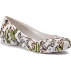 Baleriny MELISSA - Ultragirl 3DB III Ad 32542 White/Green 50520. Białe baleriny damskie marki Melissa, z tworzywa sztucznego, klasyczne, na płaskiej podeszwie. Za 339,00 zł.