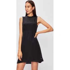 Calvin Klein Jeans - Sukienka. Czarne sukienki damskie Calvin Klein Jeans, na co dzień, s, bez wzorów, z poliesteru, casualowe, z okrągłym kołnierzem, bez rękawów, rozkloszowane. W wyprzedaży za 319,90 zł.