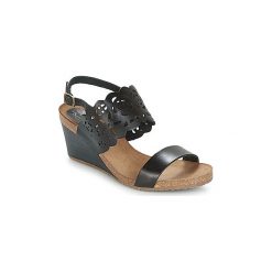 Sandały Kickers SINGLE. Czarne sandały damskie marki Kickers, bez wzorów, bez obcasa, bez zapięcia. Za 311,20 zł.
