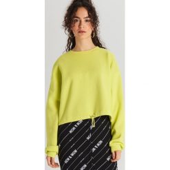 Krótka bluza ze ściągaczem - Zielony. Zielone bluzy damskie Cropp, m, krótkie. W wyprzedaży za 39,99 zł.