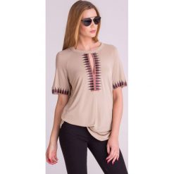 Beżowa bluzka Versace Collection z azteckim motywem. Brązowe bluzki damskie Versace Collection, bez wzorów, eleganckie, bez kołnierzyka, bez rękawów. W wyprzedaży za 945,45 zł.