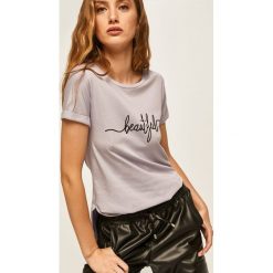 Answear - T-shirt Answear Lab. Fioletowe bluzki damskie ANSWEAR, s, z nadrukiem, z bawełny, casualowe, z okrągłym kołnierzem. W wyprzedaży za 49,90 zł.