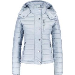 Superdry LUXE FUJI Kurtka przejściowa blue pearl. Niebieskie kurtki damskie Superdry, m, bez wzorów, z nylonu. W wyprzedaży za 415,20 zł.
