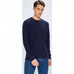 Tommy Hilfiger - Sweter. Niebieskie swetry klasyczne męskie TOMMY HILFIGER, l, z bawełny, z okrągłym kołnierzem. W wyprzedaży za 319,90 zł.
