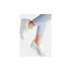 Trampki i tenisówki damskie: Białe slip on na platformie Kylie