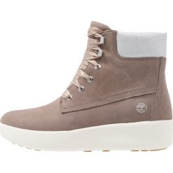 Timberland BERLIN PARK 6INCH Botki na platformie taupe grey/elko lux. Szare botki damskie lity marki Timberland, z materiału, na sznurówki. Za 589,00 zł.