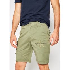 Szorty materiałowe Calvin Klein Jeans Stretch Twill J30J314905. Zielone spodenki i szorty męskie Calvin Klein Jeans, m, bez wzorów, z elastanu. Za 399,00 zł.