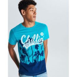 Koszulka z nadrukiem Chillin - Turkusowy. Niebieskie koszulki męskie Cropp, s, z nadrukiem, bez kołnierzyka, bez rękawów. Za 44,99 zł.