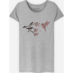 Koszulka "Blossom Bird" w kolorze szarym. Szare koszulki damskie Wooop, xl, bez wzorów, z bawełny, z okrągłym kołnierzem. W wyprzedaży za 56,95 zł.