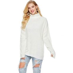 Sweter w kolorze białym. Białe swetry damskie Swetry na chłodne dni, bez wzorów, ze splotem, bez rękawów, bez kaptura. W wyprzedaży za 119,95 zł.