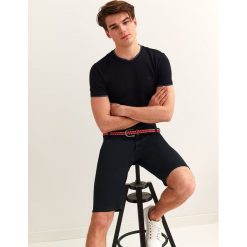 T-shirt z lamówkami dopasowany. Niebieskie t-shirty męskie Top Secret, m, bez wzorów, z dzianiny, z dekoltem w serek, krótkie. Za 34,99 zł.