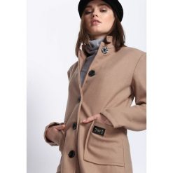 Ciemnobeżowy Płaszcz Last Hope. Szare płaszcze damskie marki Born2be, xl. Za 59,99 zł.