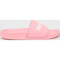Reebok Classic - Klapki Classic Slide. Różowe klapki damskie Reebok Classic, bez wzorów, ze skóry, bez obcasa, na obcasie. W wyprzedaży za 79,90 zł.