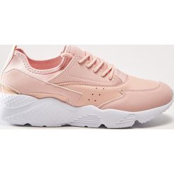 Sneakersy na grubej podeszwie - Różowy. Różowe sneakersy damskie House. Za 119,99 zł.