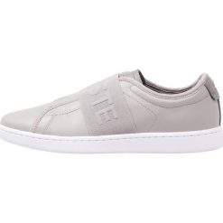 Lacoste CARNABY EVO Półbuty wsuwane grey/dark grey. Szare półbuty damskie skórzane Lacoste, na niskim obcasie. Za 419,00 zł.