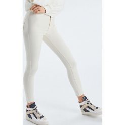 Jeansy skinny - Kremowy. Białe jeansy damskie marki Cropp, bez wzorów, z jeansu. Za 59,99 zł.