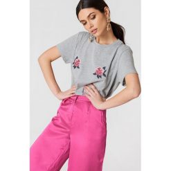 NA-KD T-shirt z haftowanymi kwiatami Peony - Grey. Szare t-shirty damskie marki NA-KD Trend, z haftami, z kwadratowym dekoltem. W wyprzedaży za 40,38 zł.