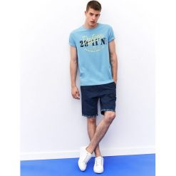 T-shirt z nadrukiem. Niebieskie t-shirty męskie Top Secret, na zimę, m, z nadrukiem, z bawełny, klasyczne, z klasycznym kołnierzykiem, krótkie. W wyprzedaży za 14,99 zł.