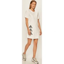 Adidas Performance - Sukienka. Białe sukienki damskie adidas Performance, na co dzień, s, z nadrukiem, z bawełny, casualowe, z okrągłym kołnierzem, z krótkim rękawem, krótkie, mini, proste. Za 149,90 zł.