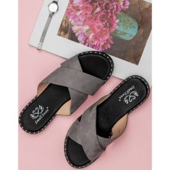 Szare zamszowe klapki. Szare klapki damskie SMALL SWAN, bez wzorów, z zamszu, bez obcasa. W wyprzedaży za 49,90 zł.