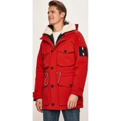 Tommy Hilfiger - Parka. Czerwone płaszcze męskie xl, z poliesteru, długie. Za 2099,00 zł.