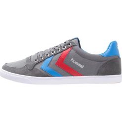 Hummel SLIMMER STADIL Tenisówki i Trampki castle rock/ribbon red/bril blue. Szare tenisówki damskie Hummel, ze skóry. Za 249,00 zł.