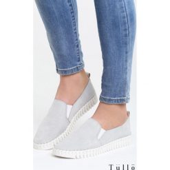 Szare Slip On Compliant. Szare mokasyny damskie Born2be, z materiału, na płaskiej podeszwie. Za 44,99 zł.