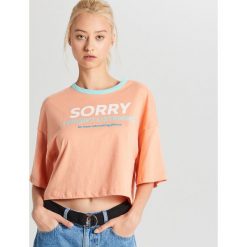 T-shirt oversize z nadrukiem - Pomarańczowy. Pomarańczowe t-shirty damskie Cropp, s, z nadrukiem, bez kołnierzyka. W wyprzedaży za 9,99 zł.