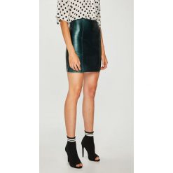 Pepe Jeans - Spódnica Sara. Czarne spódniczki damskie Pepe Jeans, s, bez wzorów, z poliesteru, z podwyższonym stanem, mini, dopasowane. W wyprzedaży za 199,90 zł.