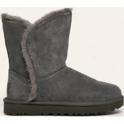 UGG - Śniegowce skórzane Classic Short Fluff High-Low. Szare śniegowce damskie Ugg, z wełny, bez zapięcia. W wyprzedaży za 449,90 zł.