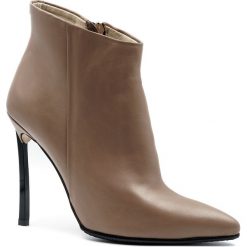 Damskie skórzane botki koloru toffi na czarnej szpilce 101B. Pomarańczowe botki damskie Neścior, ze skóry, eleganckie, na wysokim obcasie, na szpilce, bez zapięcia. W wyprzedaży za 349,00 zł.