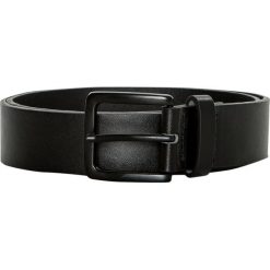 Niebieski pasek ze sztucznej skóry. Czarne paski męskie marki Pull&Bear, w paski, ze skóry. Za 39,90 zł.
