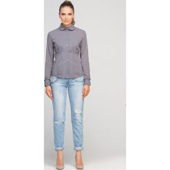 KOSZULA Z FALBANKAMI, K105 SZARY. Szare koszule damskie Lanti, s, z aplikacjami, eleganckie, z okrągłym kołnierzem, bez rękawów. Za 119,00 zł.