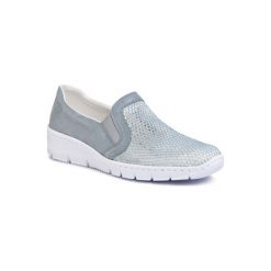 RIEKER 565W7-10A Niebieski jasny. Niebieskie półbuty damskie Rieker, bez wzorów, ze skóry ekologicznej, bez obcasa, bez zapięcia. Za 239,99 zł.