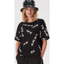 T-shirt z nadrukiem Blah blah - Czarny. Czarne t-shirty damskie Sinsay, xl, z nadrukiem, bez kołnierzyka. Za 19,99 zł.