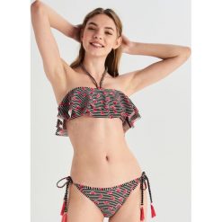 Dwuczęściowy strój kąpielowy z falbanką - Czarny. Czarne góra bikini marki Sinsay. Za 59,99 zł.