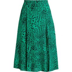 Gestuz LOUI SKIRT Spódnica trapezowa green leopard. Zielone spódniczki trapezowe marki Gestuz, z wiskozy. Za 509,00 zł.