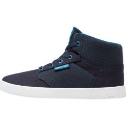 Supra YOREK Tenisówki i Trampki wysokie dark blue. Niebieskie trampki dziewczęce marki Supra, z tworzywa sztucznego. W wyprzedaży za 179,25 zł.