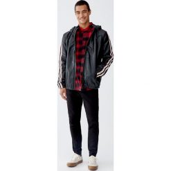 Kurtka ze sztucznej skóry z pasem. Czarne kurtki męskie skórzane marki Pull&Bear, m. Za 109,00 zł.