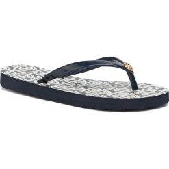 Japonki TORY BURCH - Thin Flip Flop 60419 Tory Navy/Buddy Logo 455. Niebieskie klapki damskie Tory Burch, bez wzorów, z tworzywa sztucznego, bez obcasa. W wyprzedaży za 199,00 zł.