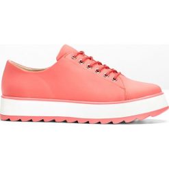 Sneakersy bonprix czerwony. Buty sportowe damskie bonprix. Za 59,99 zł.